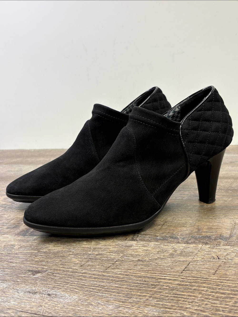 Aquatalia Black Suede Quilted Ankle Booties Heels Made in Italy Size 8